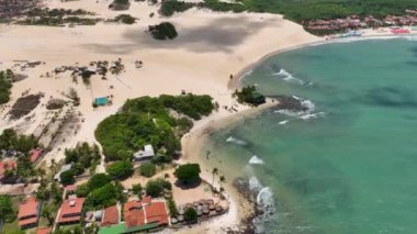 Brezilya 'nın kuzeydoğusunda Rio Grande do Norte' deki ünlü Genipabu Sahili. Sahildeki çarpıcı körfez su vahası. Tropik yaz manzarası. Rio Grande do Norte 'deki Genipabu Plajı. Brezilya Kuzeydoğu.