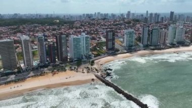 Natal 'ın başkenti Rio Grande do Norte' de plaj sahnesi. Brezilya Kuzeydoğu. Natal Rio Grande do Norte Brazil 'deki sahil manzarası. Tropik bir manzara. Sakin sahne.