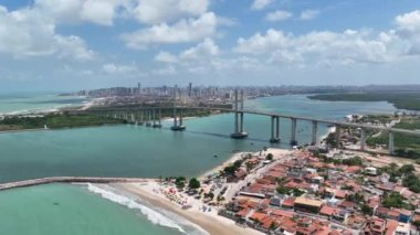 Natal 'ın başkenti Rio Grande do Norte' deki Cable Köprüsü 'nün panoramik manzarası. Brezilya Kuzeydoğu. Şehir merkezi havası kablo köprüsü. Natal Rio Grande do Norte. Natal Brezilya.