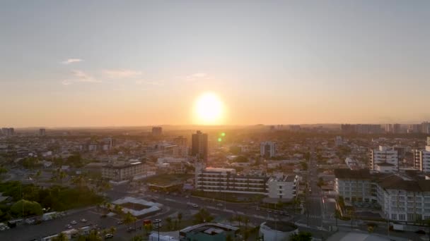 位于巴西塞尔吉普Aracaju的Atalaia海岸的空中日落景观 旅行目的地 夕阳西下灯塔夕阳西下 沿海城市景观 橙色背景 — 图库视频影像