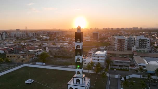 位于巴西塞尔吉佩Aracaju的Atalaia灯塔的空中日落景观 旅行目的地 夕阳西下灯塔夕阳西下 沿海城市景观 橙色背景 — 图库视频影像