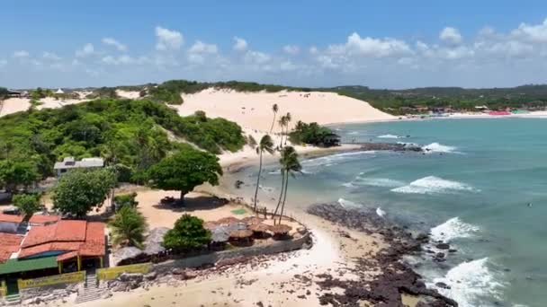 ブラジル北東部のリオグランデ ノルテで有名なGenipabuビーチ ビーチで素晴らしい湾の水のオアシス 熱帯の夏の風景 グランデ ノルテのジニパブビーチ ブラジル北東部 — ストック動画