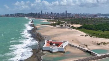 Natal 'ın başkenti Rio Grande do Norte' deki sahil manzarası. Brezilya Kuzeydoğu. Şehir merkezinin ve binaların arka planı. Seyahat güzergahı. Tatil manzarası.