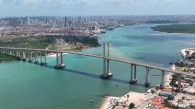 Natal Rio Grande do Norte. Natal Brezilya. Doğal Başkent Rio Grande do Norte 'deki Cable Stayed Bridge' in geniş şehir manzarasını tarıyorum. Brezilya Kuzeydoğu. Şehir merkezindeki hava manzaralı kablo köprüsü.