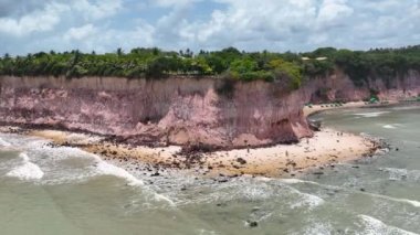 Rio Grande do Norte 'deki Pipa Sahili' nde Karayip körfezi suyu. Brezilya Kuzeydoğu. Tatil manzarası. Cennet manzarası. Rio Grande do Norte 'deki Pipa Plajı. Sahildeki manzaralı uçurumlar. Brezilya Kuzeydoğu.