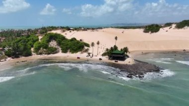 Brezilya 'nın kuzeydoğusunda Rio Grande do Norte' deki ünlü Genipabu Sahili. Sahildeki çarpıcı körfez su vahası. Tropik yaz manzarası. Rio Grande do Norte 'deki Genipabu Plajı. Brezilya Kuzeydoğu.