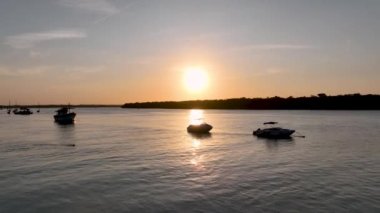 Aracaju Brezilya 'da günbatımı gökyüzü. Aracaju Brezilya 'daki ünlü Sunset Edge. Kuzeydoğudaki Sergipe Eyaleti. Tatil yeri. Tropik bir yer. Tatil seyahati. Aracaju Sergipe. Aracaju Brezilya.