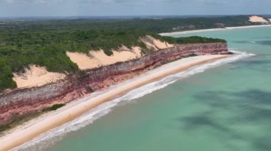 Rio Grande do Norte 'deki Pipa Sahili' ndeki manzara kayalıkları. Brezilya Kuzeydoğu. Tatil manzarası. Cennet manzarası. Rio Grande do Norte 'deki Pipa Plajı. Sahildeki manzaralı uçurumlar. Brezilya Kuzeydoğu.