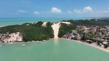 Rio Grande do Norte Brazil 'deki Natal' daki Ponta Negra Plajı 'nda Kel Tepe. Tropik bir manzara. Natal 'ın başkenti Rio Grande do Norte' deki sahil manzarası. Brezilya Kuzeydoğu. Natal Rio Grande do Norte.