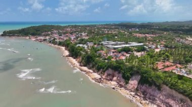 Rio Grande do Norte 'deki Pipa Sahili' ndeki manzara kayalıkları. Brezilya Kuzeydoğu. Tatil manzarası. Cennet manzarası. Rio Grande do Norte 'deki Pipa Plajı. Sahildeki manzaralı uçurumlar. Brezilya Kuzeydoğu.