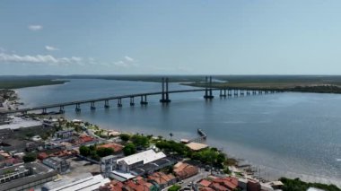 Aracaju Sergipe. Aracaju Brezilya. Brezilya 'nın başkenti Sergipe' de bulunan Cable Stayed Bridge Aracaju 'nun geniş şehir manzarası. Seyahat güzergahı. Brezilya Kuzeydoğu. Şehir merkezindeki hava manzaralı kablo köprüsü.