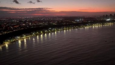 Paraiba Eyaleti 'nin ünlü şehri Joao Pessoa' nın günbatımı panoramik manzarası. Sunset Landmark ufuk çizgisi şehri. Günbatımı şehri Joao Pessoa Paraiba. Joao Pessoa Brezilya şehir merkezinde gün batımı.