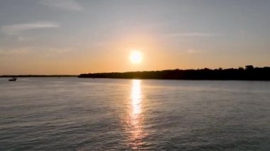 Aracaju Brezilya 'da günbatımı gökyüzü. Aracaju Brezilya 'daki ünlü Sunset Edge. Kuzeydoğudaki Sergipe Eyaleti. Tatil yeri. Tropik bir yer. Tatil seyahati. Aracaju Sergipe. Aracaju Brezilya.