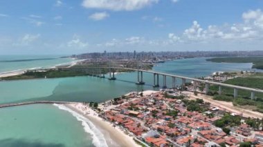 Natal Rio Grande do Norte. Natal Brezilya. Natal 'ın başkenti Rio Grande do Norte' deki Askılık Köprüsü 'nün geniş şehir manzarası. Brezilya Kuzeydoğu. Şehir merkezindeki havacılık süspansiyon köprüsü.
