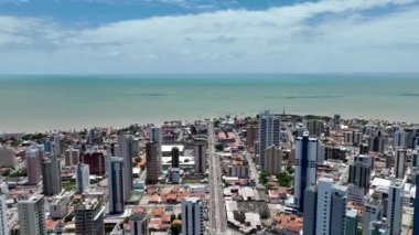 Brezilya 'nın Paraiba Eyaleti' nde Joao Pessoa şehrinin geniş bir manzarası var. Kuzeydoğu Brezilya. Şehir simgesi gökyüzü şehri. Joao Pessoa Paraiba şehir merkezinde. Şehir manzarası Joao Pessoa Brezilya.