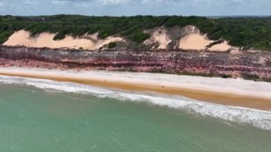 Rio Grande do Norte 'deki Pipa Sahili' nde Karayip körfezi suyu. Brezilya Kuzeydoğu. Tatil manzarası. Cennet manzarası. Rio Grande do Norte 'deki Pipa Plajı. Sahildeki manzaralı uçurumlar. Brezilya Kuzeydoğu.