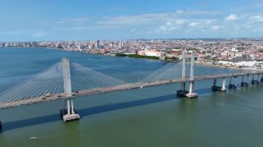 Aracaju Sergipe. Aracaju Brezilya. Brezilya 'nın başkenti Sergipe' de bulunan Cable Stayed Bridge Aracaju 'nun geniş şehir manzarası. Seyahat güzergahı. Brezilya Kuzeydoğu. Şehir merkezindeki hava manzaralı kablo köprüsü.