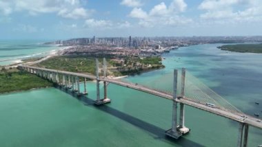 Natal Rio Grande do Norte. Natal Brezilya. Doğal Başkent Rio Grande do Norte 'deki Cable Stayed Bridge' in geniş şehir manzarasını tarıyorum. Brezilya Kuzeydoğu. Şehir merkezindeki hava manzaralı kablo köprüsü.