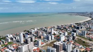 Brezilya 'nın kuzeydoğusundaki Joao Pessoa Paraiba plajı. Joao Pessoa Brezilya. Şehrin turizm simgelerinin hava manzarası. Cennet manzarası. Tropik seyahat. Yaz manzarası.