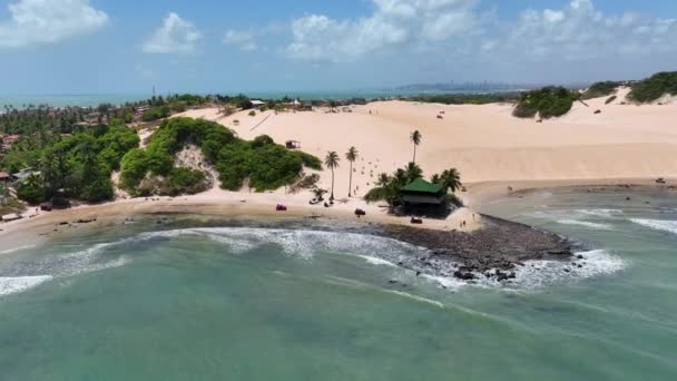 巴西东北部Rio Grande Norte著名的Genipabu海滩 海滩上令人窒息的海湾绿洲 热带夏季风景 北里约格朗德的Genipabu海滩 巴西东北部 — 图库视频影像