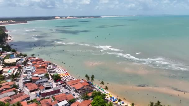 巴西东北部北里约格朗德德岛著名的皮帕海滩 海滩上陡峭的悬崖 热带风景 夏天的风景北里约格朗德的皮帕海滩巴西东北部 — 图库视频影像