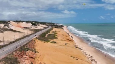 Natal Brezilya. Rio Grande do Norte Brazil Natal 'da terk edilmiş bir sahil manzarası. Tropik bir manzara. Plaj manzarası. Terk edilmiş plaj. Yaz manzarası. Brezilya eyaleti Rio Grande do Norte 'de Natal.