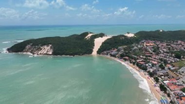 Natal 'ın başkenti Rio Grande do Norte' deki Ponta Negra Sahili manzarası. Brezilya Kuzeydoğu. Natal Rio Grande do Norte Brazil 'deki Ponta Negra Plajı' nda Kel Tepe. Tropik bir manzara. Natal Brezilya.