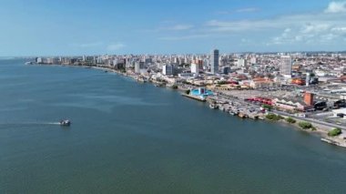 Aracaju Sergipe. Aracaju Brezilya. Brezilya 'nın Aracaju başkenti Sergipe' deki Sergipe Nehri 'nin genişliğinde. Seyahat yerleri. Brezilya Kuzeydoğu. Şehir merkezindeki şehir manzarası.