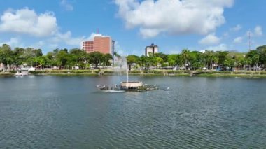 Joao Pessoa Paraiba şehir merkezinde. Joao Pessoa Brezilya şehri. Joao Pessoa Brezilya şehir merkezindeki turistik göl manzarası. Şehrin en ünlü gölü. Tropik seyahat. Seyahat arazisi.