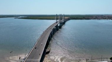 Aracaju Sergipe. Aracaju Brezilya. Brezilya 'nın başkenti Sergipe' de bulunan Cable Stayed Bridge Aracaju 'nun geniş şehir manzarası. Seyahat güzergahı. Brezilya Kuzeydoğu. Şehir merkezindeki hava manzaralı kablo köprüsü.