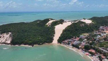 Rio Grande do Norte Brazil 'deki Natal' daki Ponta Negra Plajı 'nda Kel Tepe. Tropik bir manzara. Natal 'ın başkenti Rio Grande do Norte' deki sahil manzarası. Brezilya Kuzeydoğu. Natal Rio Grande do Norte.