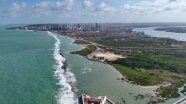 Natal 'ın başkenti Rio Grande do Norte' deki doğa plajı. Brezilya Kuzeydoğu. Şehir merkezi sahil şehri ve binaların arka planı. Seyahat yerleri. Tatil manzarası. Tropikal manzara.