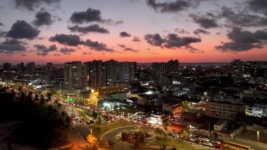 Sergipe Brezilya 'daki Aracaju' daki Crab Walkway Bulvarı 'nın havadan gün batımı manzarası. Seyahat güzergahı. Gün batımı gökyüzü. Günbatımı gökyüzü şehir manzarası. Sahil şehri manzarası. Turuncu Pembe arkaplan günbatımı.
