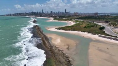 Natal 'ın başkenti Rio Grande do Norte' deki doğa plajı. Brezilya Kuzeydoğu. Şehir merkezinin ve binaların arka planı. Seyahat yerleri. Tatil manzarası.