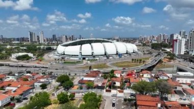 Şehir merkezindeki Dunes Arena Soccer Stadyumu 'nun panorama hava manzarası Natal Brazil. Rio Grande do Norte Eyaleti. Turizm simgesi şehir manzarası. Natal Brazil şehir merkezindeki Spor Merkezi Dunes Arena.