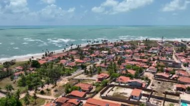 Brezilya 'nın kuzeydoğusunda Rio Grande do Norte' deki ünlü Genipabu Sahili. Sahildeki çarpıcı körfez su vahası. Tropik yaz manzarası. Rio Grande do Norte 'deki Genipabu Plajı. Brezilya Kuzeydoğu.