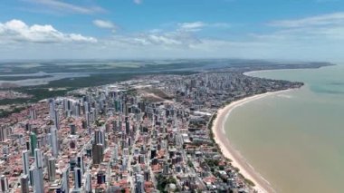 Brezilya 'nın kuzeydoğusunda Joao Pessoa Paraiba şehri. Joao Pessoa Brezilya. Şehrin turizm simgelerinin hava manzarası. Cennet manzarası. Tropik seyahat. Yaz manzarası.