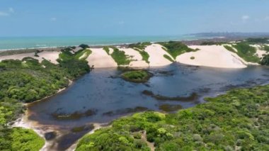 Rio Grande do Norte 'deki Genipabu Sahili' nde Karayip manzarası. Brezilya Kuzeydoğu. Tatil manzarası. Cennet manzarası. Rio Grande do Norte 'deki Genipabu Plajı. Brezilya 'nın kuzeydoğu sahili..