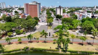 Brezilya 'nın Paraiba eyaletindeki Joao Pessoa şehrinin göl turizminin havadan manzarası. Kuzeydoğu Brezilya. Şehrin ünlü gölü. Şehir manzarası Joao Pessoa Paraiba. Joao Pessoa Brezilya şehir merkezi.