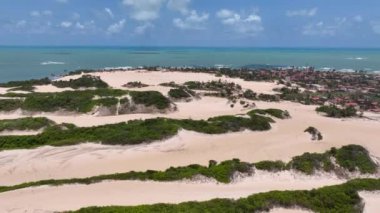 Brezilya 'nın kuzeydoğusunda Rio Grande do Norte' deki ünlü Genipabu Sahili. Sahildeki çarpıcı körfez su vahası. Tropik yaz manzarası. Rio Grande do Norte 'deki Genipabu Plajı. Brezilya Kuzeydoğu.