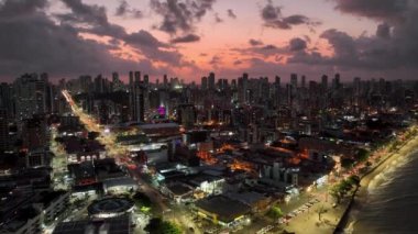 Paraiba Eyaleti 'nin ünlü şehri Joao Pessoa' nın günbatımı panoramik manzarası. Sunset Landmark ufuk çizgisi şehri. Günbatımı şehri Joao Pessoa Paraiba. Joao Pessoa Brezilya şehir merkezinde gün batımı.