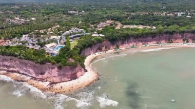Brezilya 'nın kuzeydoğusundaki Rio Grande do Norte' deki ünlü Pipa Sahili. Sahildeki muhteşem uçurumlar. Tropik bir manzara. Yaz manzarası. Rio Grande do Norte 'deki Pipa Plajı. Brezilya Kuzeydoğu.