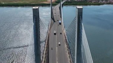 Aracaju Sergipe. Aracaju Brezilya. Brezilya 'nın başkenti Sergipe' de bulunan Cable Stayed Bridge Aracaju 'nun geniş şehir manzarası. Seyahat güzergahı. Brezilya Kuzeydoğu. Şehir merkezindeki hava manzaralı kablo köprüsü.