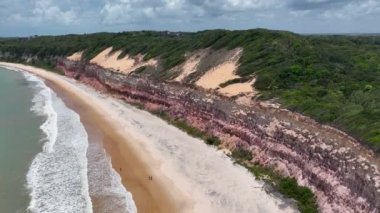 Rio Grande do Norte 'deki Pipa Sahili' nde Karayip körfezi suyu. Brezilya Kuzeydoğu. Tatil manzarası. Cennet manzarası. Rio Grande do Norte 'deki Pipa Plajı. Sahildeki manzaralı uçurumlar. Brezilya Kuzeydoğu.