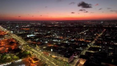 Sergipe Brezilya 'daki Aracaju' daki Atalaia Shore Bulvarı 'nın günbatımı hava manzarası. Seyahat güzergahı. Gün batımı gökyüzü. Günbatımı gökyüzü şehir manzarası. Sahil şehri manzarası. Turuncu arkaplan.