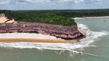 Brezilya 'nın kuzeydoğusundaki Rio Grande do Norte' deki ünlü Pipa Sahili. Sahildeki muhteşem uçurumlar. Tropik bir manzara. Yaz manzarası. Rio Grande do Norte 'deki Pipa Plajı. Brezilya Kuzeydoğu.