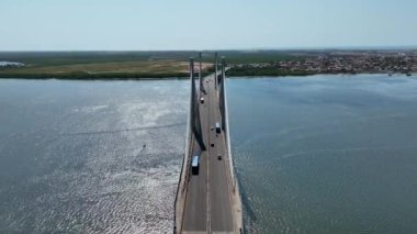 Aracaju Sergipe. Aracaju Brezilya. Brezilya 'nın başkenti Sergipe' de bulunan Cable Stayed Bridge Aracaju 'nun geniş şehir manzarası. Seyahat güzergahı. Brezilya Kuzeydoğu. Şehir merkezindeki hava manzaralı kablo köprüsü.