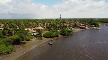 Barreirinhas Brezilya Maranhao eyaletindeki Lencois Maranhenses yakınlarında Mandacaru Deniz Feneri. Mandacaru Köyü 'ndeki deniz feneri binası. Tropik seyahat. Ünlü bir dönüm noktası. Mandacaru adasındaki orman ağaçları.