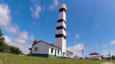 Barreirinhas Brezilya Maranhao eyaletindeki Lencois Maranhenses yakınlarında Mandacaru Deniz Feneri. Mandacaru Köyü 'ndeki deniz feneri binası. Tropik seyahat. Ünlü bir dönüm noktası. Mandacaru adasındaki orman ağaçları.