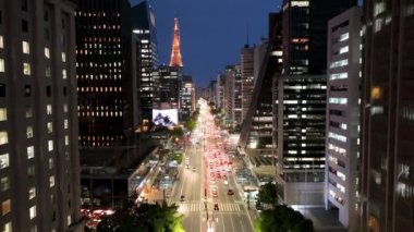 Sao Paulo Brezilya. Sao Paulo Brezilya şehir merkezinde, Paulista Bulvarı 'nda. Ulaşım manzarası. İş yeri binaları. Caddedeki araçlar. Sao Paulo Brezilya 'daki Paulista Bulvarı.